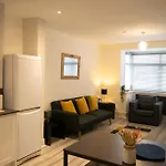 Luxe Living City Apartment - Beach, Wifi, Parking