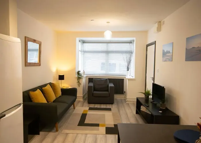 Luxe Living City Apartment - Beach, Wifi, Parking